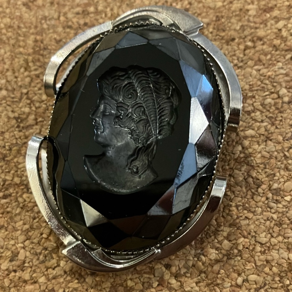 Ladies, beautiful vintage cameo brooch/pin, beautiful jewelry